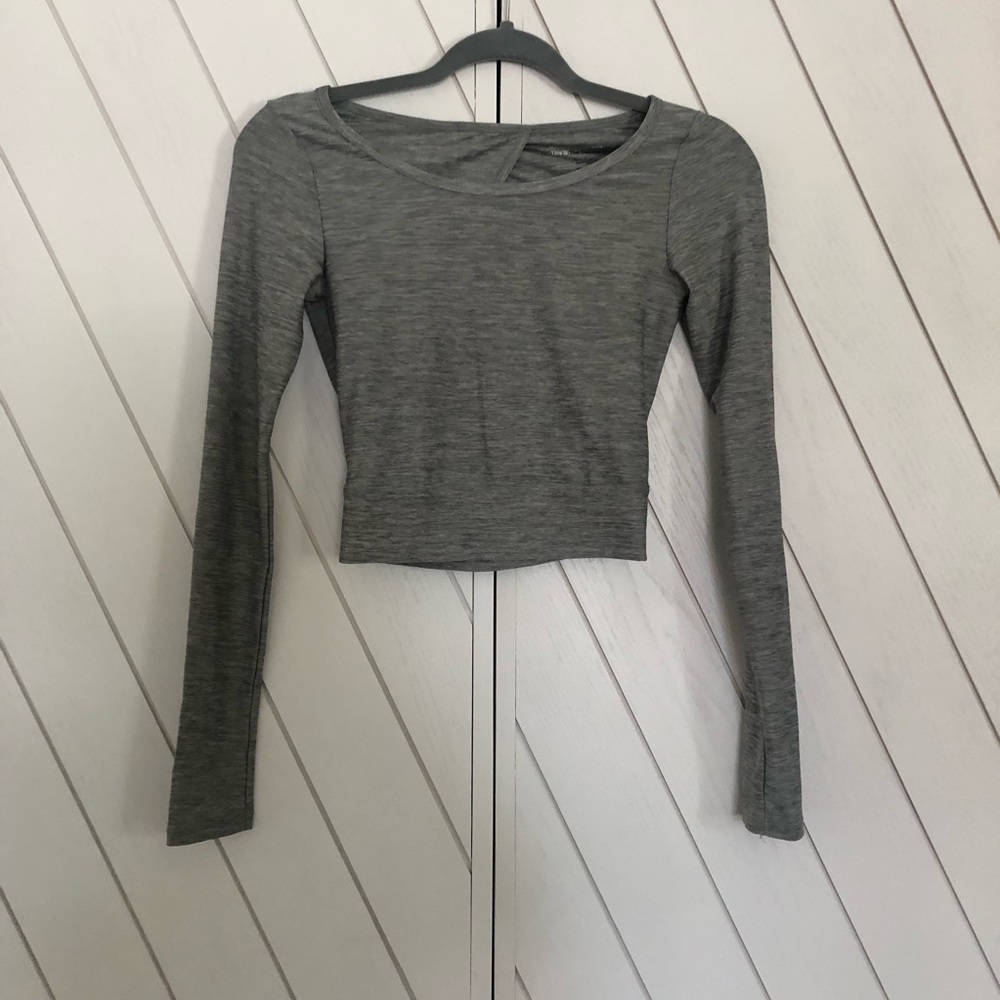 Aritzia Cropped Open Back Grey workout top XS